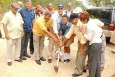 Gobernador de Espaillat da primer picazo en Villa Trina, Moca